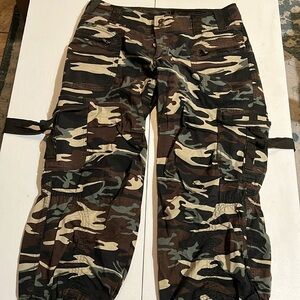 Cell camo, cargo, Capri pants women’s size medium